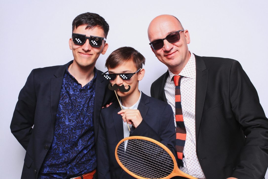 WoodyBooth Fotobox Leipzig — Studioqualität Hochzeit Gruppenbild